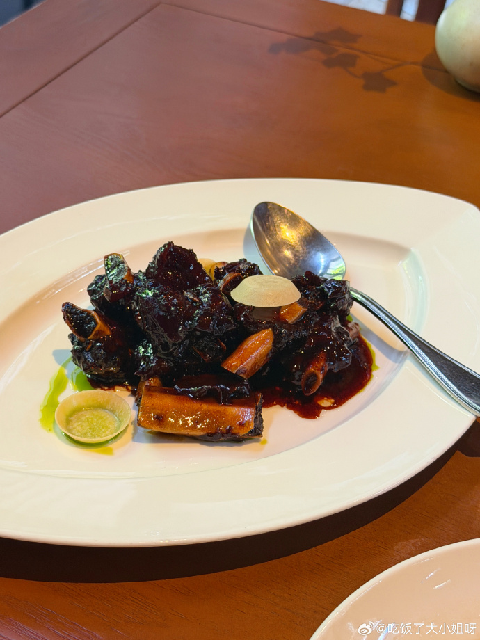 白色餐盘中的酱汁肉料理