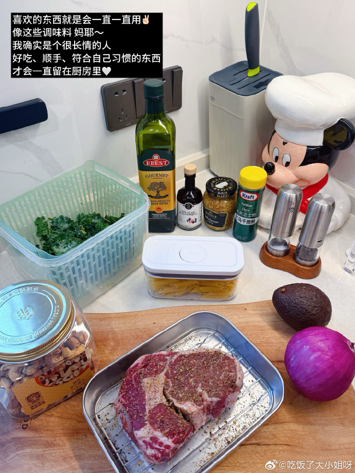 直播准备过程中的厨房用品与食材