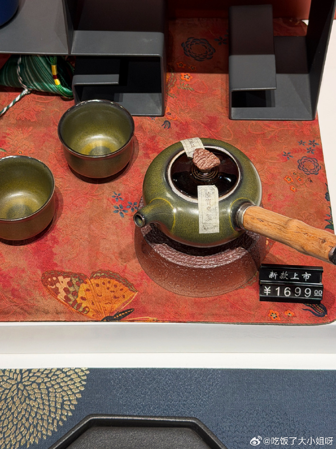 茶席上正冲泡着的绿色茶具