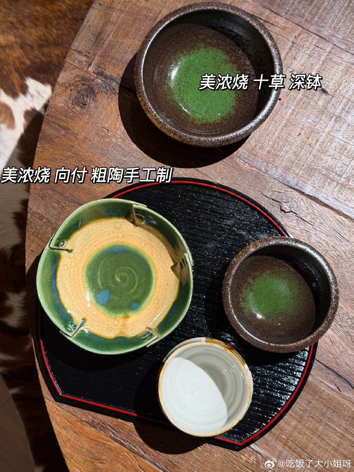 木桌上多组美浓烧餐具的搭配展示