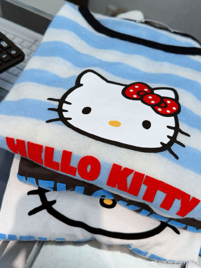 蓝白条纹的 Hello Kitty 生活织物