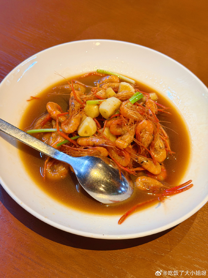 白色餐盘中的汤汁料理