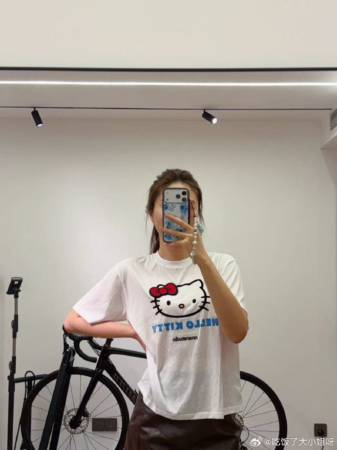穿着白色 Hello Kitty 上衣的镜前自拍