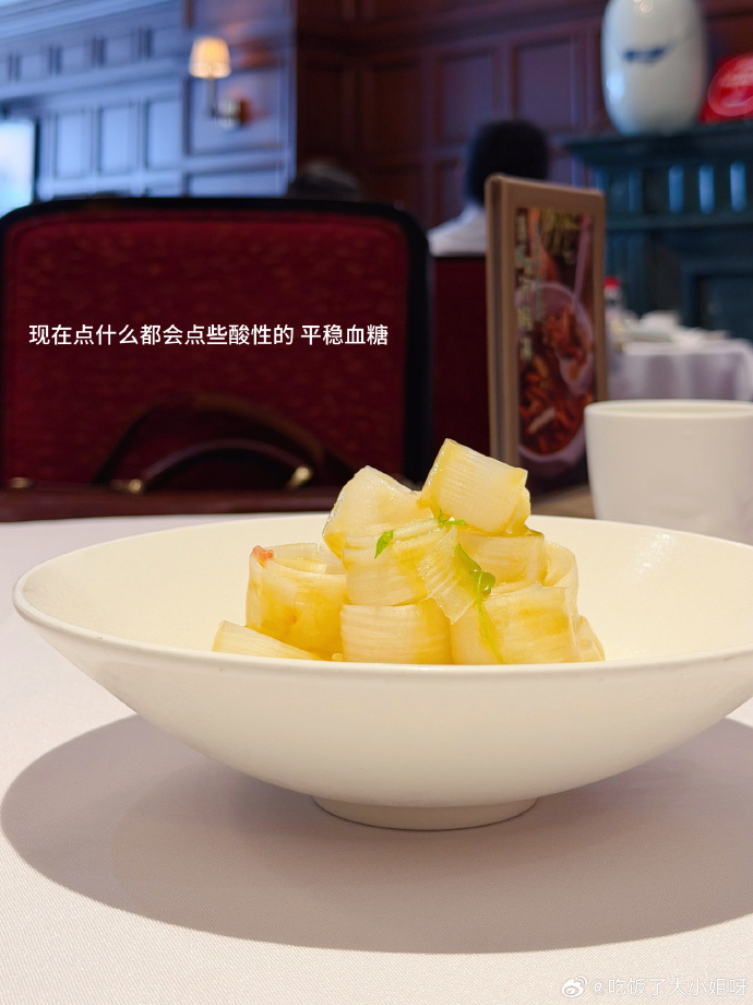 白色餐盘中的酸甜笋片