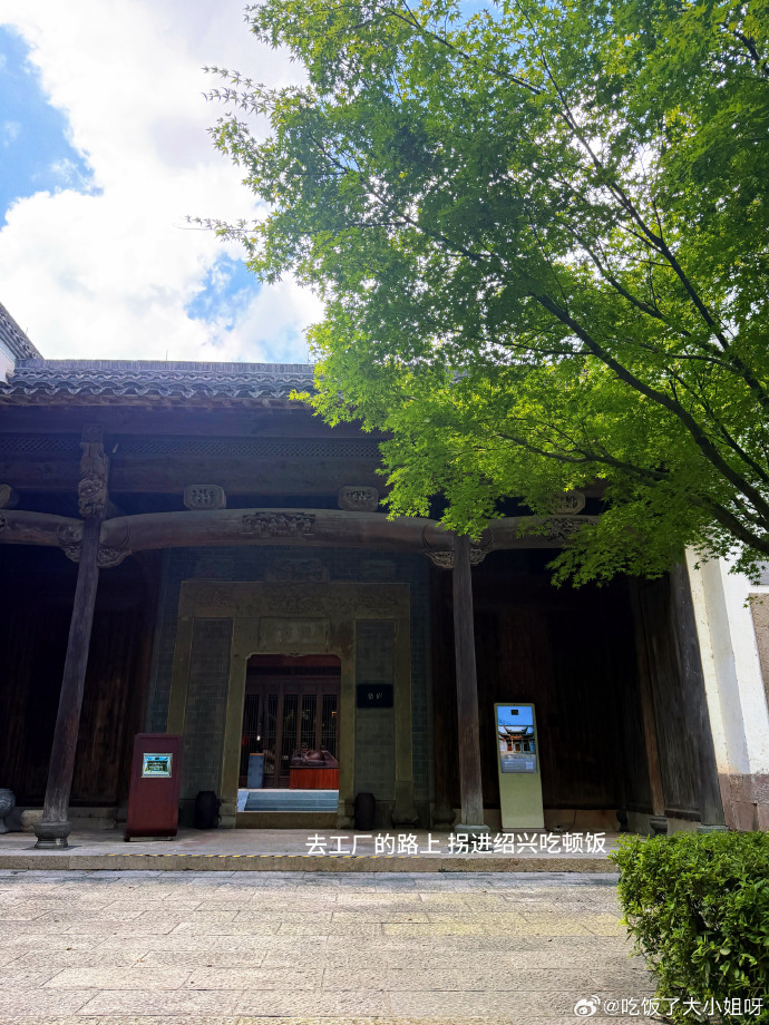 绿树掩映下的江南老建筑入口